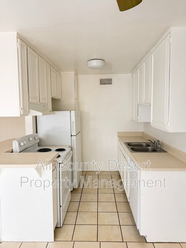 Building Photo - 550 El Cielo Rd