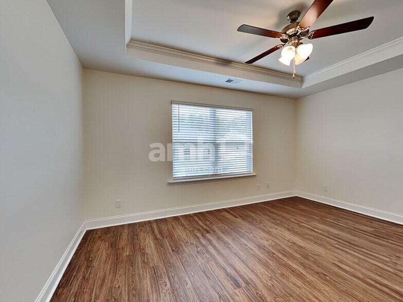 Building Photo - 223 S Live Oak Dr
