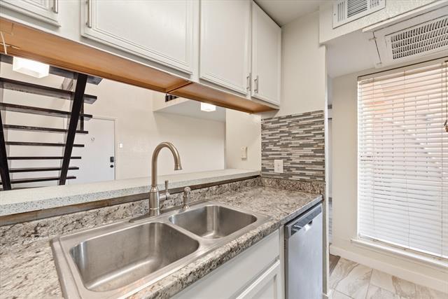 Building Photo - 2627 Douglas Ave