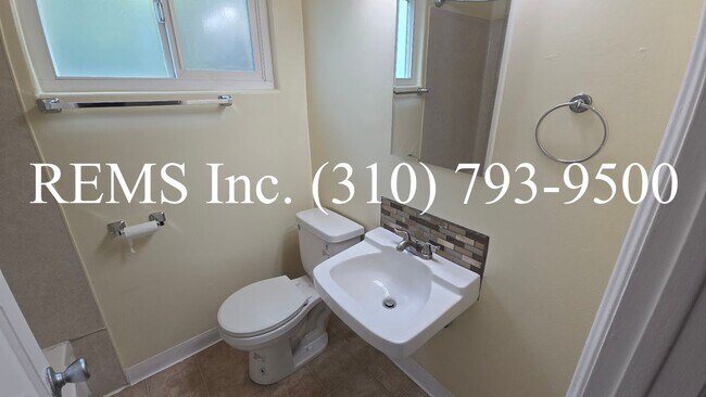 Building Photo - Bright Upstairs 1 Bedroom Apartment w/ Shared Garage Parking