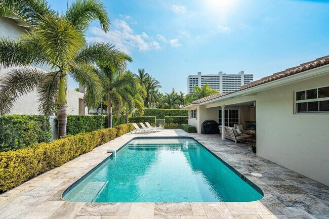 Building Photo - 899 Barcelona Dr