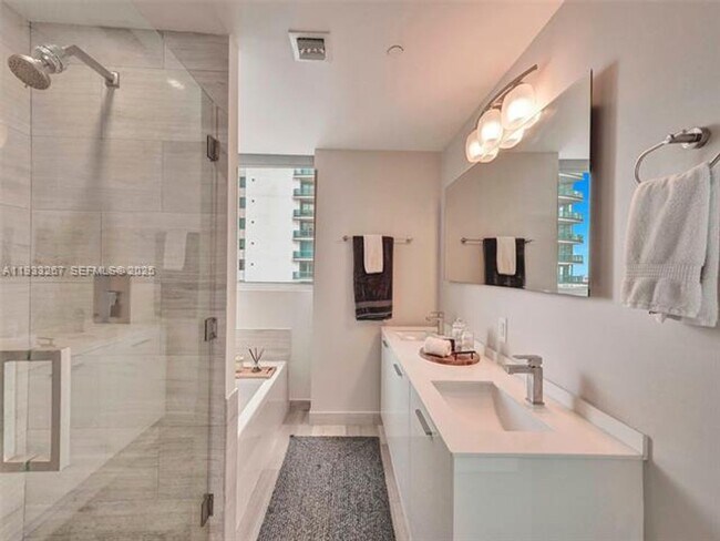 Building Photo - 1300 Brickell Bay Dr