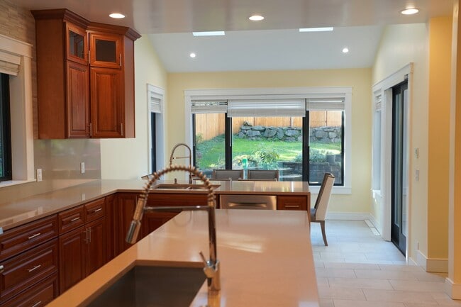 Building Photo - 3839-3136 136th Ave NE