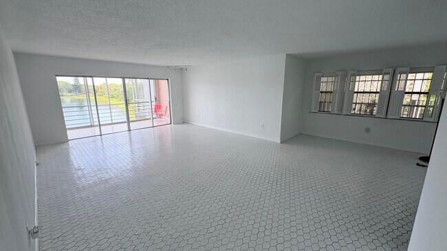 Building Photo - 879 NE 195th St