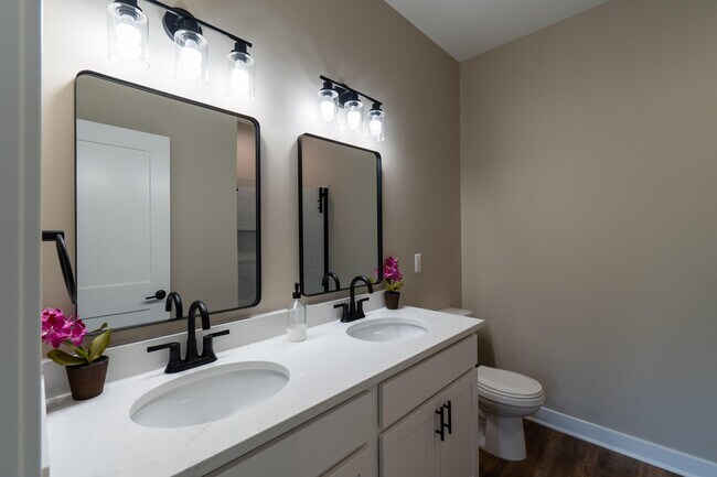 Building Photo - 8463 Oak Shade Cir