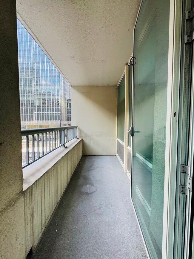 Building Photo - 345 N La Salle Dr