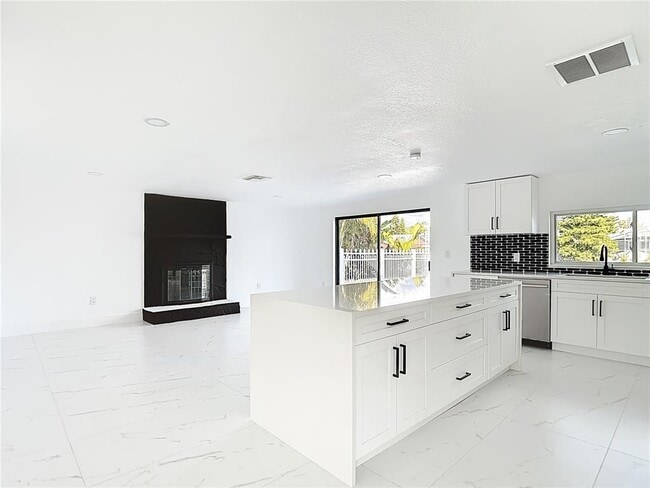 Building Photo - 9920 San Mateo Way