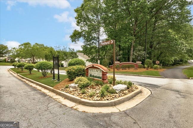 Building Photo - 1033 Pinehurst Dr