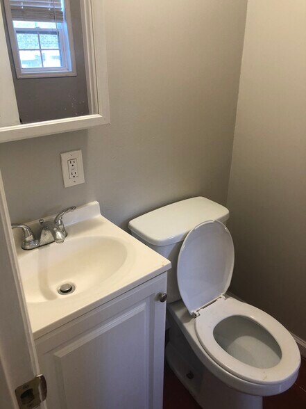 Apt. B Bathroom - 1107 E Anderson St