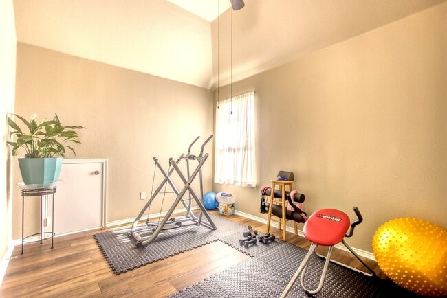 Building Photo - Beautifully Maintained 4 bed/3bath 2 Story Brick home