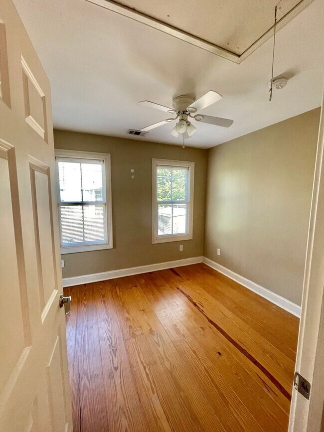 Building Photo - 1 Bedroom / 1 Bathroom Apartment – Walk to Forsyth Park