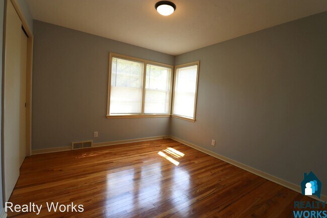 Building Photo - 3 br, 1 bath House - 410 N Cotner Blvd