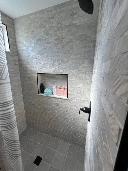 Building Photo - 6330 Longridge Ave