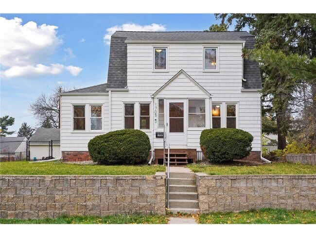 Primary Photo - 1705 Ivy Ave E