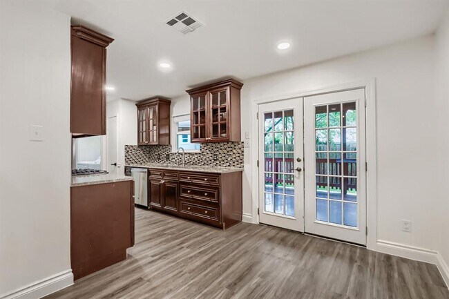 Building Photo - 12100 Clickett Cove