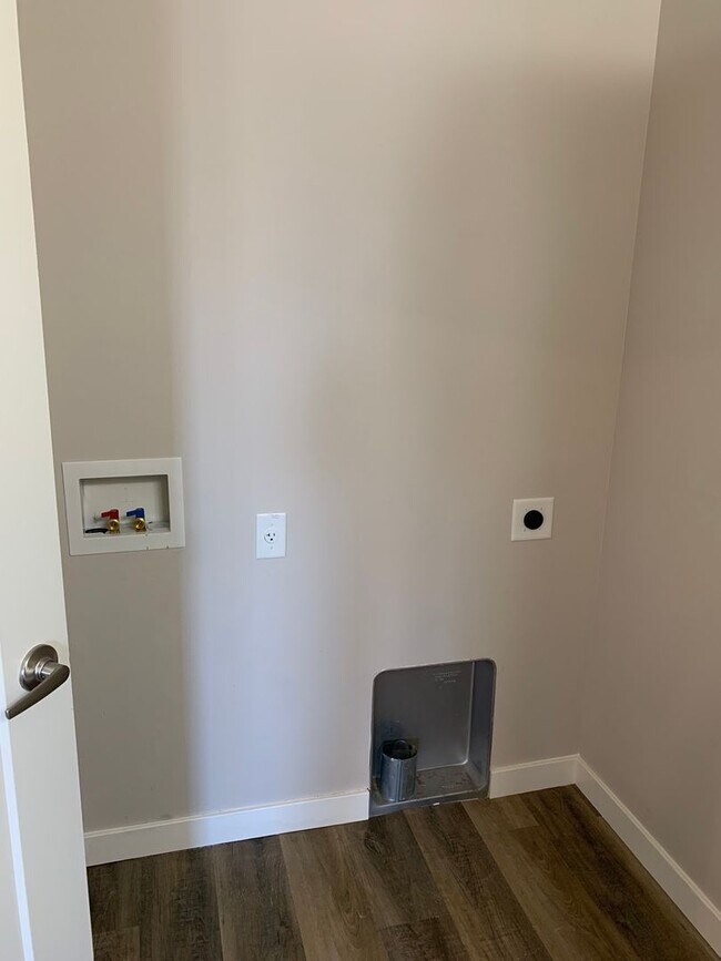 Building Photo - Great New Lava Ct Apartments!