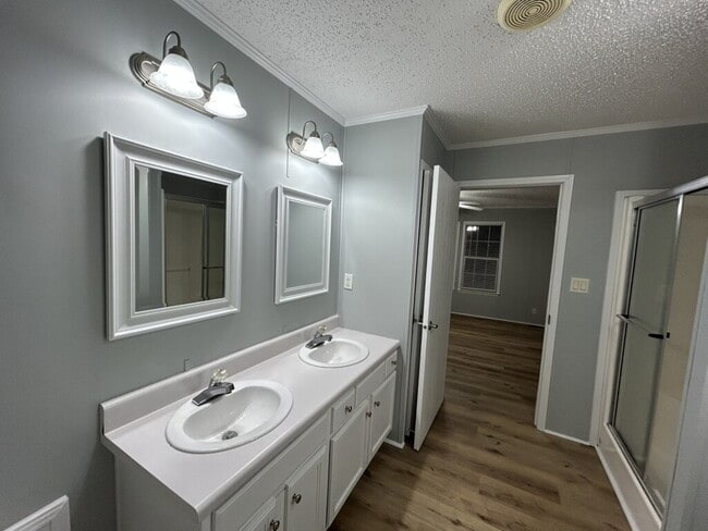 Building Photo - "Spacious 3-Bed, 2-Bath Home on Whiteaker Springs Rd, Cookeville!"