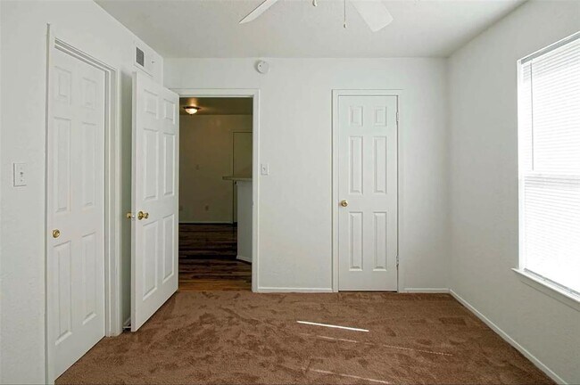 Building Photo - 1512 Broadmoor Dr