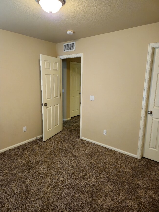 Building Photo - 2013 Squawbush Ridge Grv