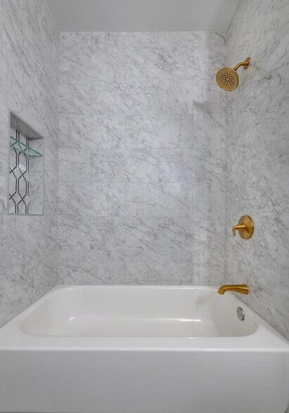 Second bath - 1000 W Adams St