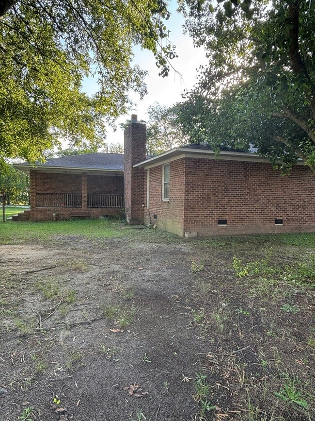 Building Photo - 743 Woodrow Rd
