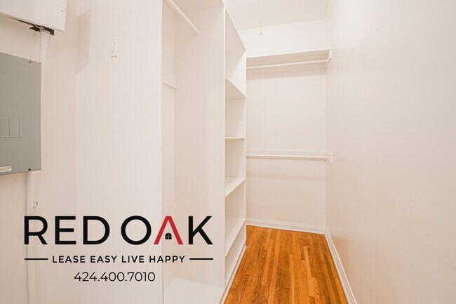 Building Photo - 180 S Sycamore Ave