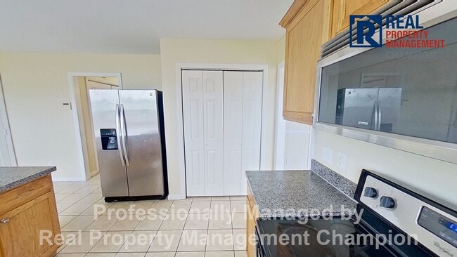 Building Photo - Charming 4 BD/2.5 BA with Wrap Around Porc...