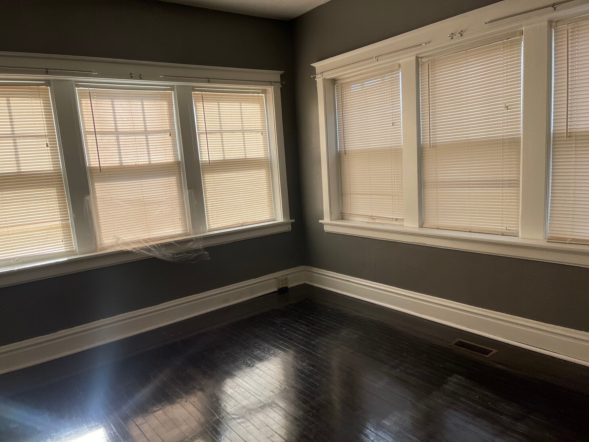 Master bedroom (6 windows) - 6542 Whitney Ave