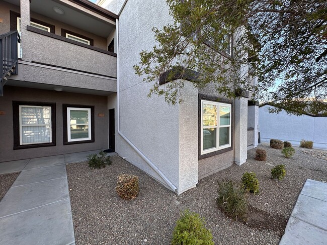 Building Photo - UPGRADED LUXURY 2BED 2 BATH CONDO IN GATED...