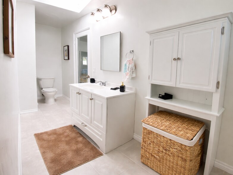 Building Photo - 2404 Chatsworth Blvd