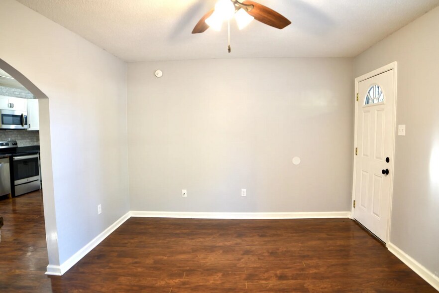 Building Photo - 925 Greenview Rd
