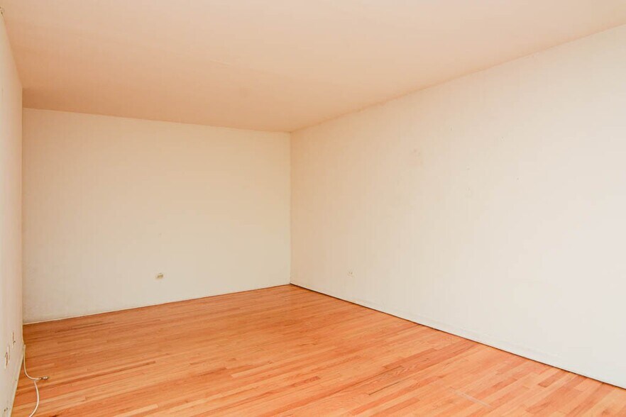 Building Photo - 515 W Briar Pl