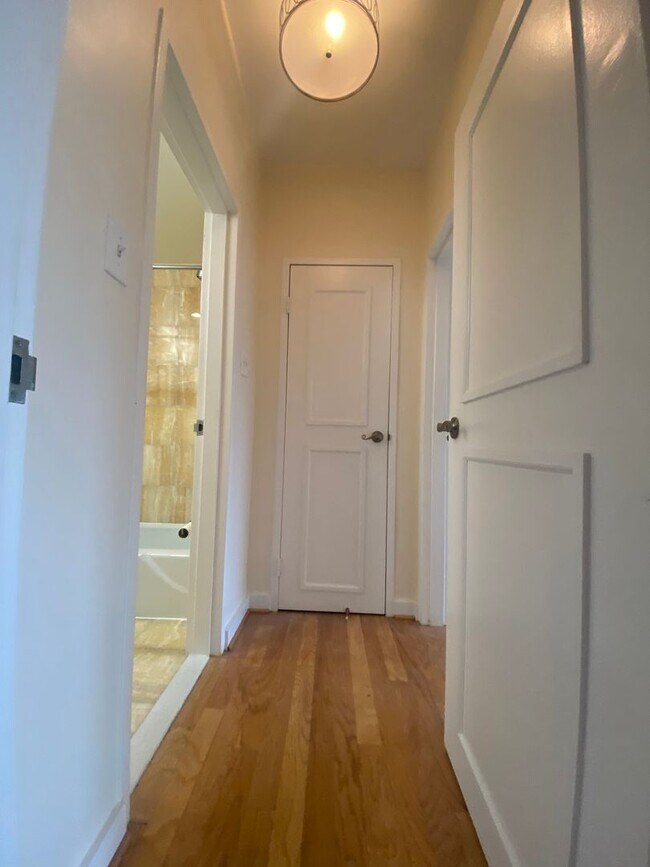 Building Photo - Updated One Bed One Bath Just a block from...