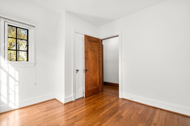 Building Photo - 3 Bed 3.5 Bath - Chevy Chase Colonial - Mo...