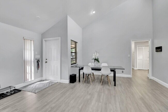Building Photo - 10204 Camelback Ln