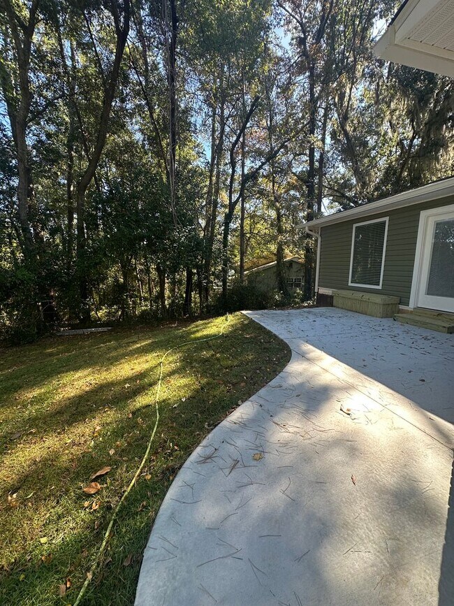 Building Photo - Newly remodeled 4/2 in the Eastgate Commun...