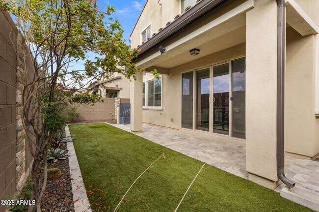 Building Photo - 2337 W Gloria Ln