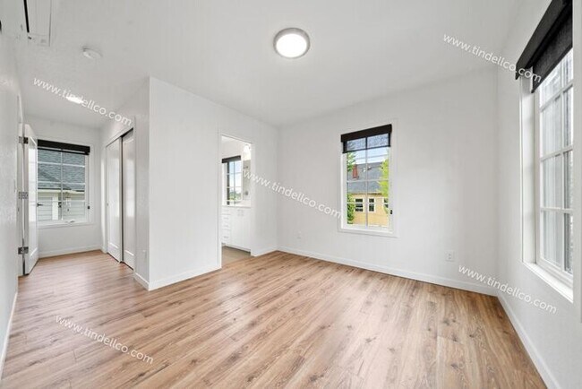 Building Photo - Sleek 3-Level Townhome in Hosford-Abernethy – Pet Friendly with W/S/G Included! Available Now!