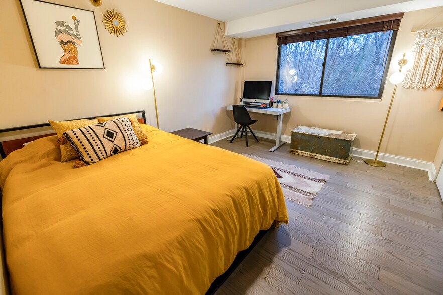 Building Photo - 575 Thayer Ave