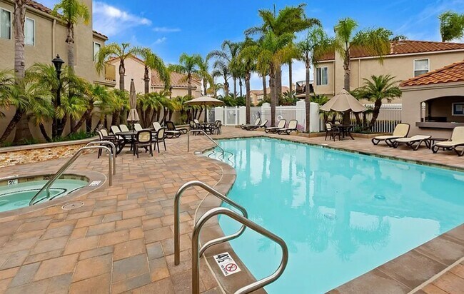 Building Photo - Gorgeous Costa Mesa Home in Gated Community!