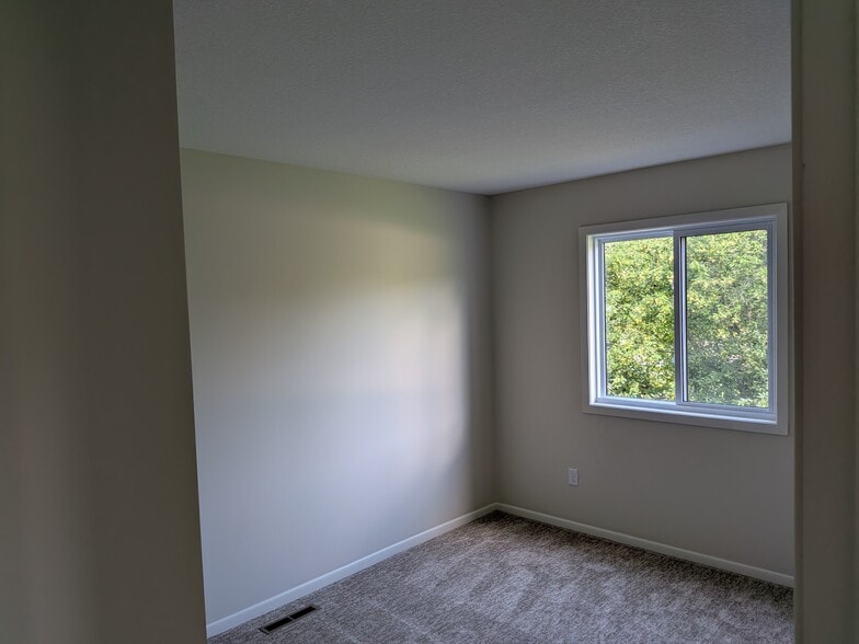 Bed 1 - 9931 Cord St NE