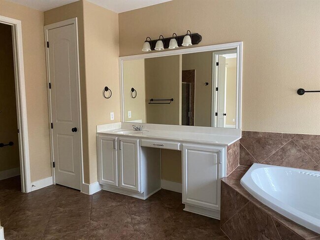 Building Photo - 302 Las Colinas Dr