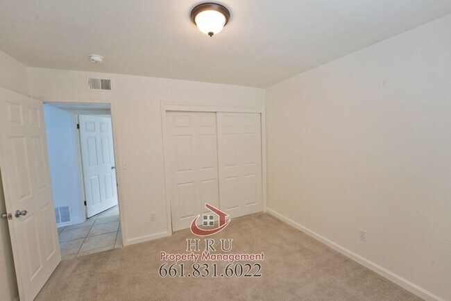 Building Photo - SW-4 bed/3 bath + pool house
