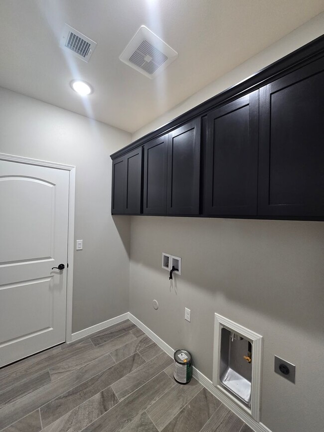 Building Photo - LUXURIOUS EASTSIDE HOME FOR RENT