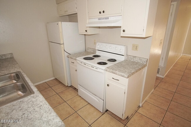 Building Photo - 5233 Carousel Dr