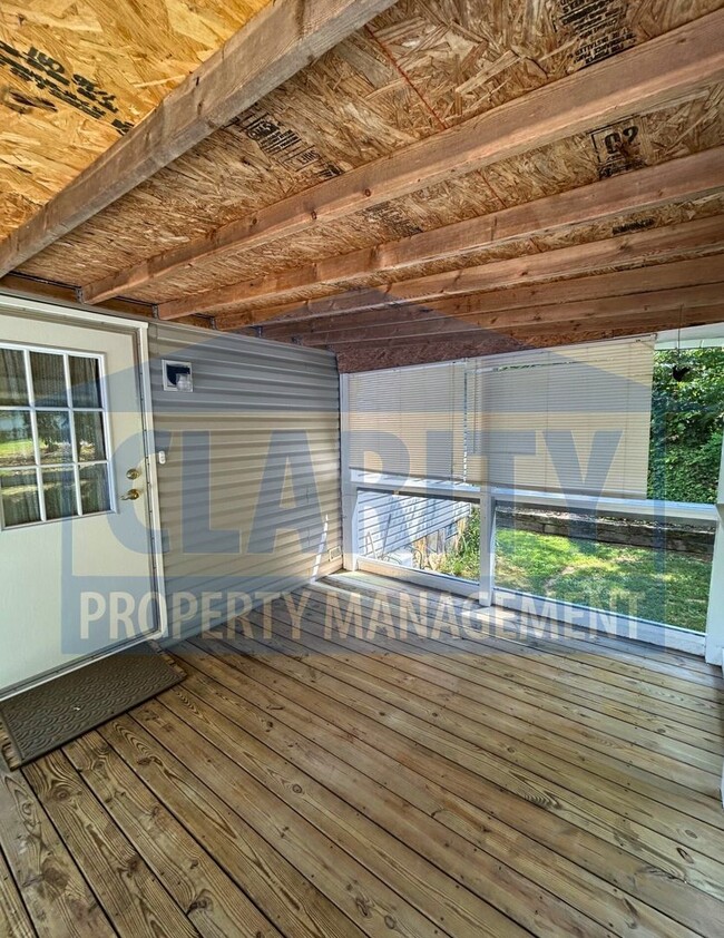 Building Photo - Three bedroom home w/ screened in porch!