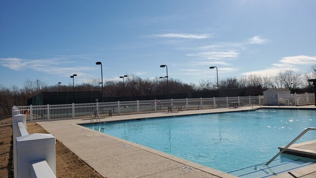 Building Photo - 1621 Colonial Dr