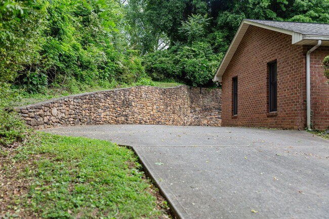 Building Photo - New Listing!