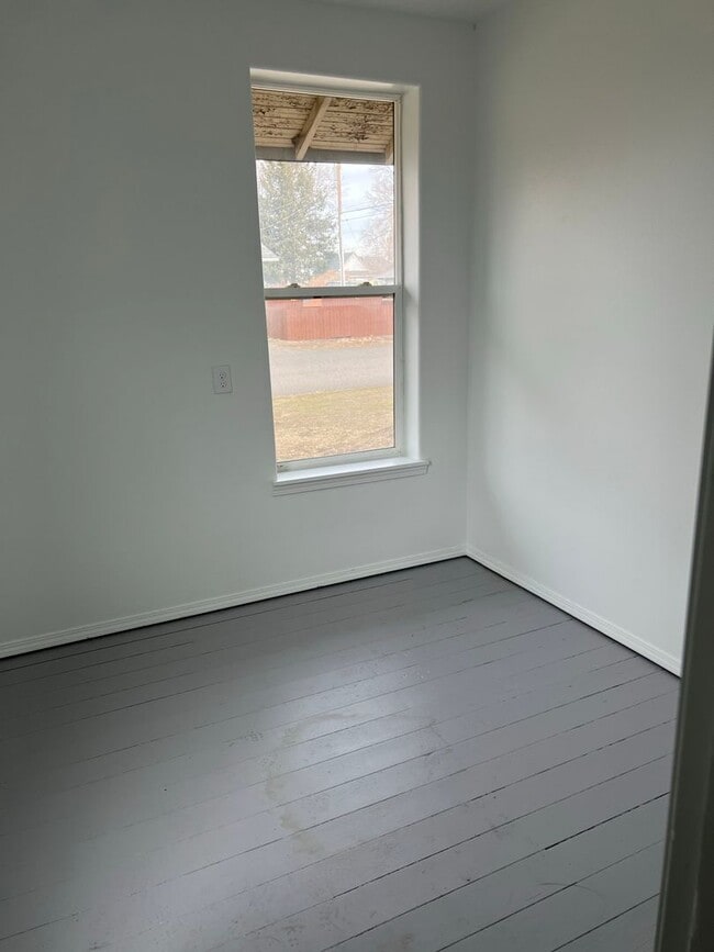 Building Photo - 2 bedrooms with bonus room!