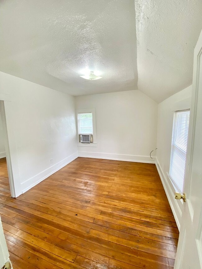 Building Photo - Four bed/1 Bath House Close to Down Town D...